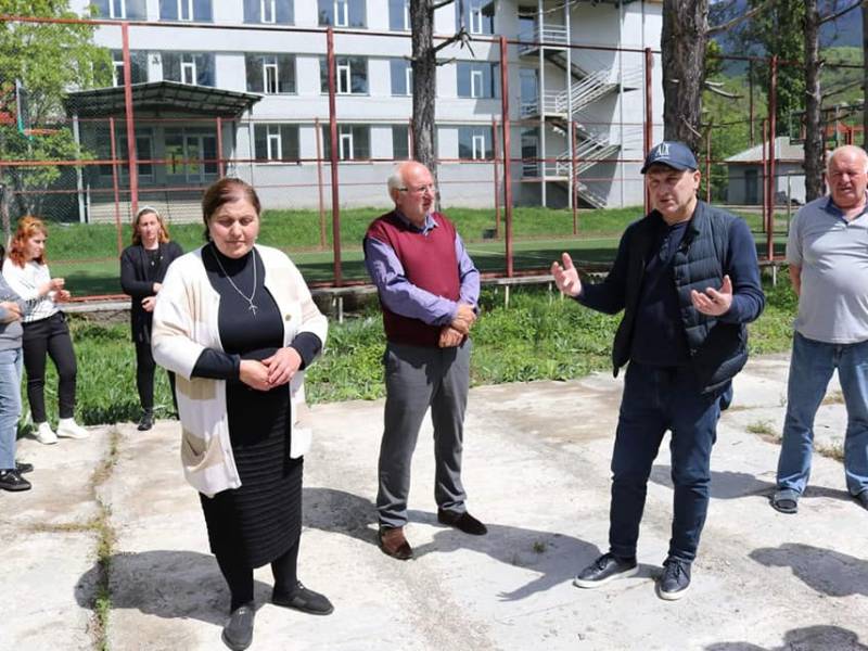 ცაგერის მუნიციპალიტეტის მერი გიორგი ნემსაძე და მერის მოადგილე რევაზ ახვლედიანი სოფელ...